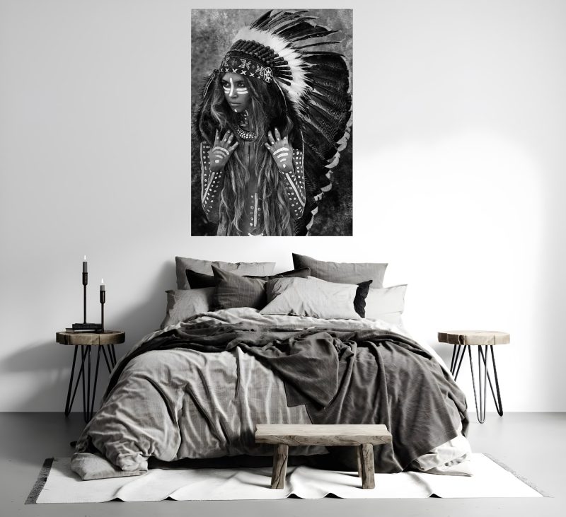 تابلو سیاه و سفید دختر سرخ پوست در دیوار اتاق خواب