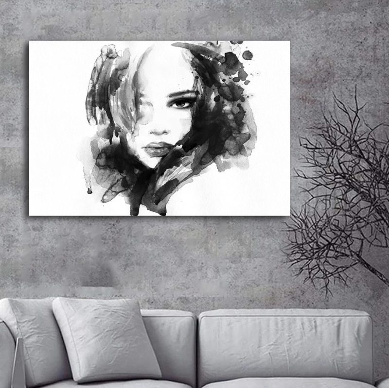 تابلو سیاه و سفید دختر آبرنگی روی دیوار طوسی