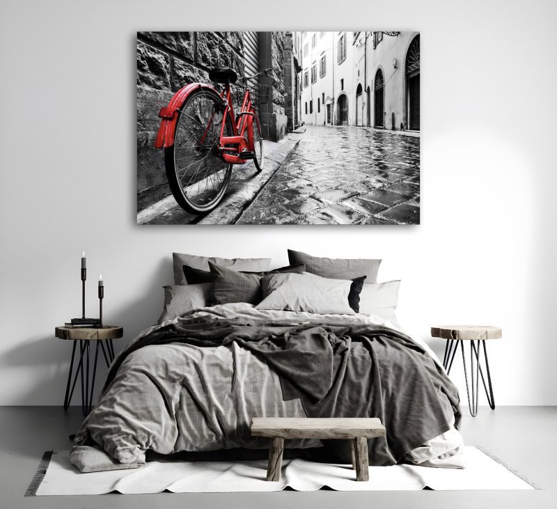 تابلو سیاه و سفید دوچرخه قرمز در اتاق خواب