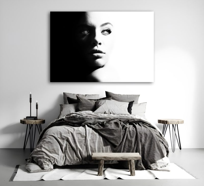 تابلو زیبای پرتره سیاه و سفید در اتاق خواب